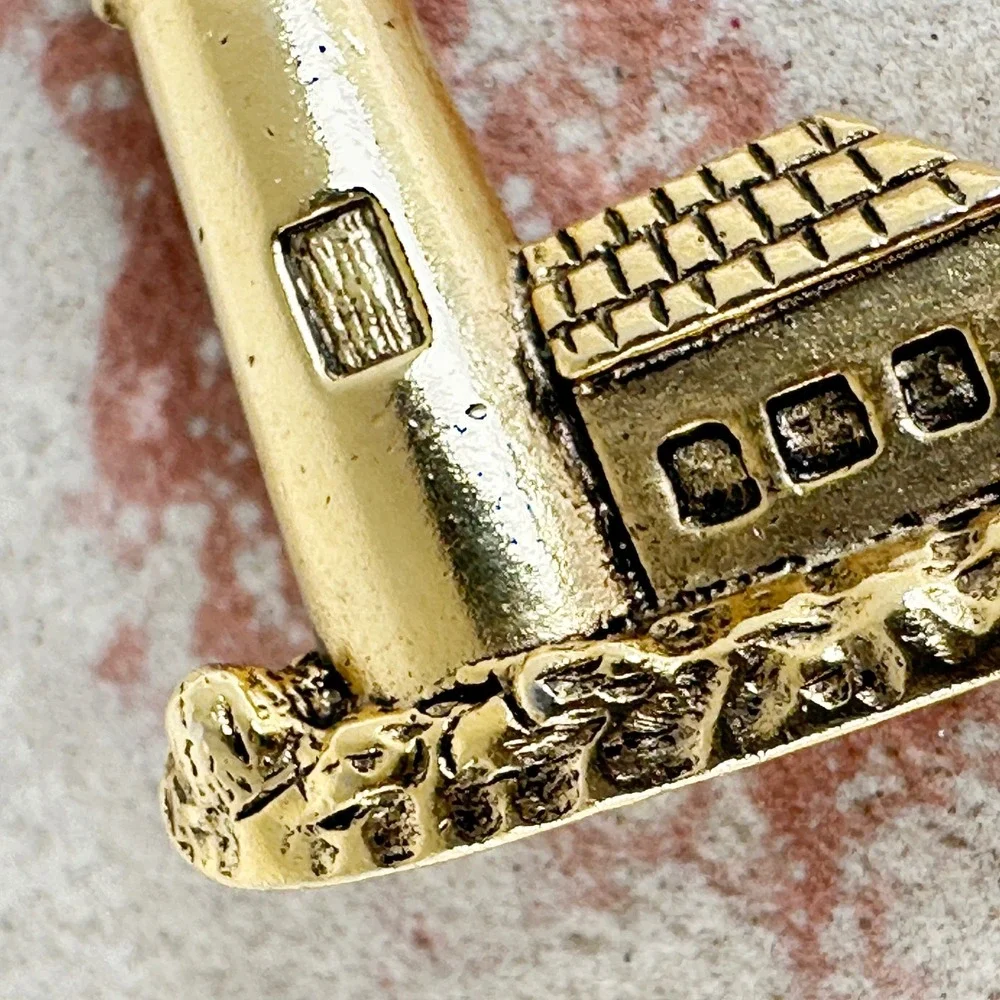Vintage Signed CAMCO Gold Tone Lighthouse Brooch‎ Pin w/ Rhinestone Light - Picture 4 of 8